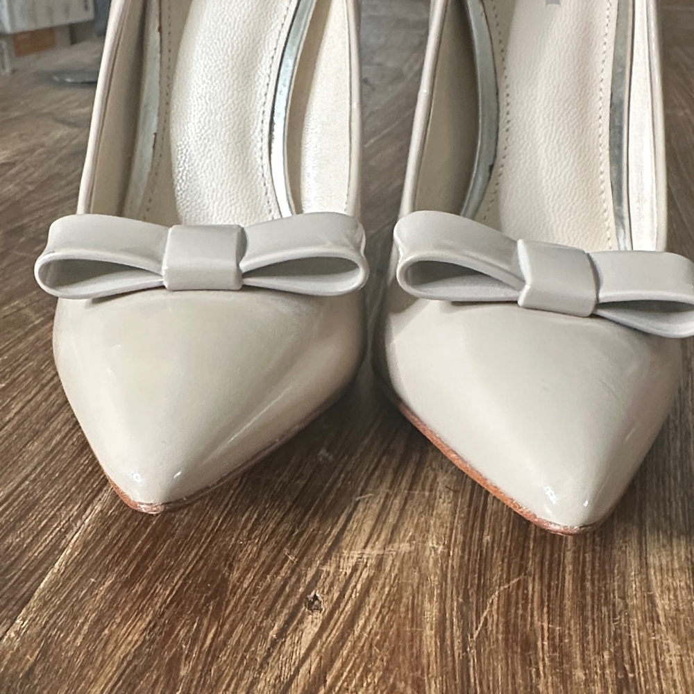Coach Nude Patent Leather Pointed Toe Pumps with Bow - Picture 3 of 12